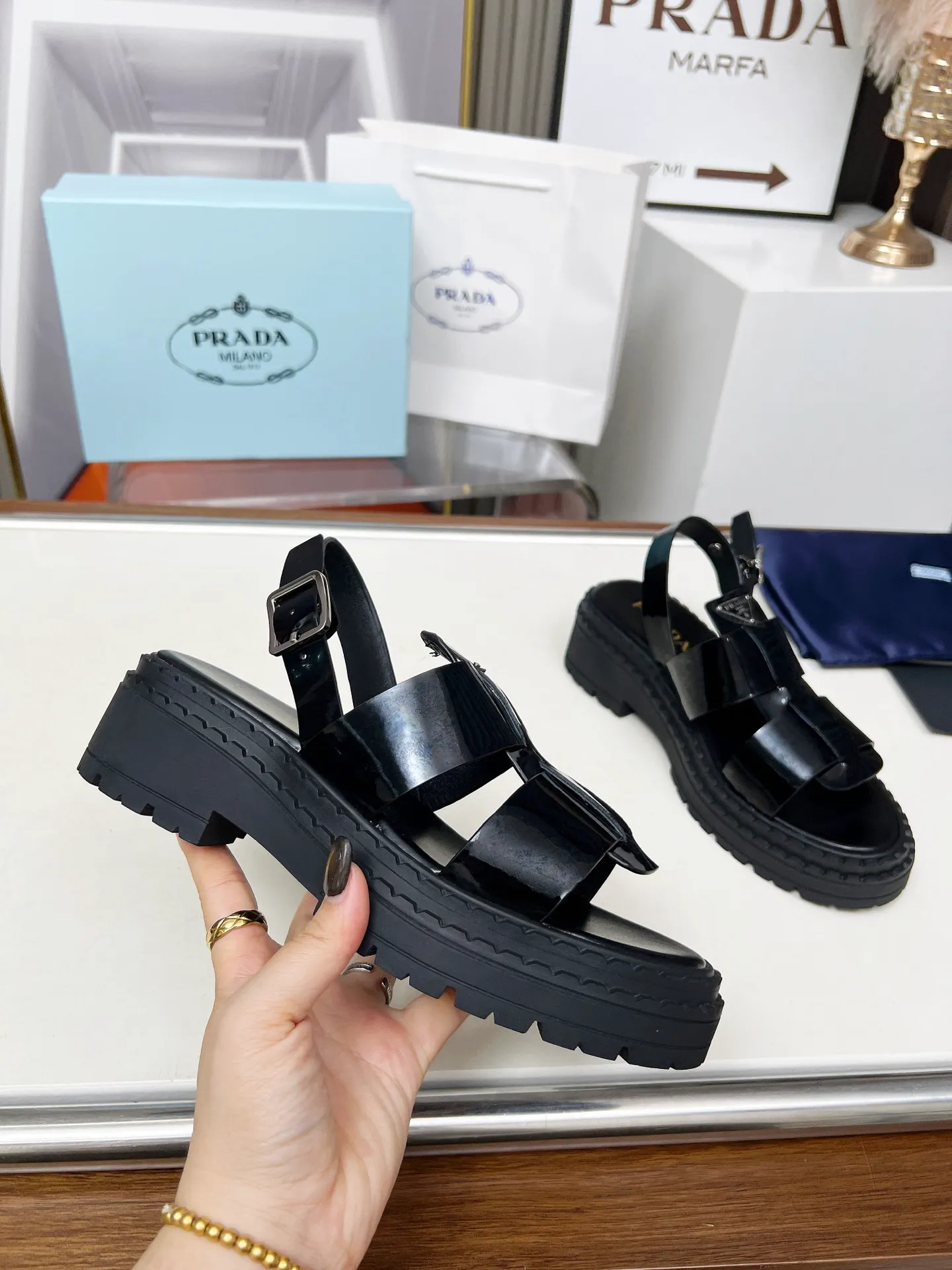 👟👟Ex-factory price 420👟👟 PRADA/Prada 25ss new spring and summer sandals. The simple design is probably the most popular thing about it. It is not the kind that is found on the street. It has its own brand personality. The fabric is made of calfskin and the lining is mixed sheepskin. Heel height: 4.5cm Size: #35-41 (35 41 custom-made is not returnable)